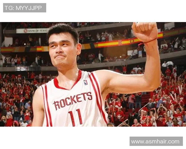 姚明在比赛中首次得分引发全场欢呼展现出色篮球天赋与不屈精神