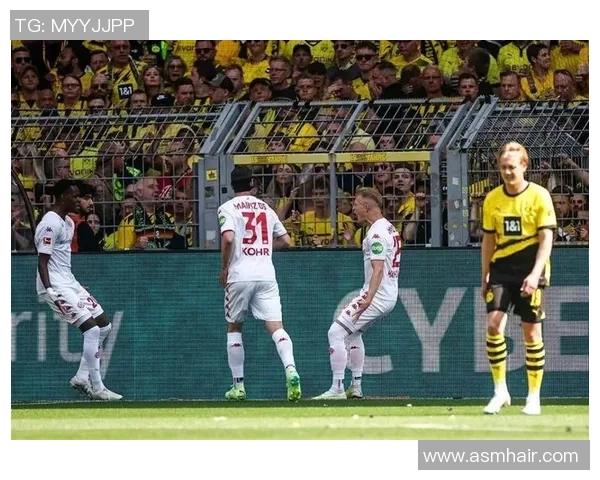 德甲激战曼联大胜多特蒙德补时进球引发争议判罚全场沸腾